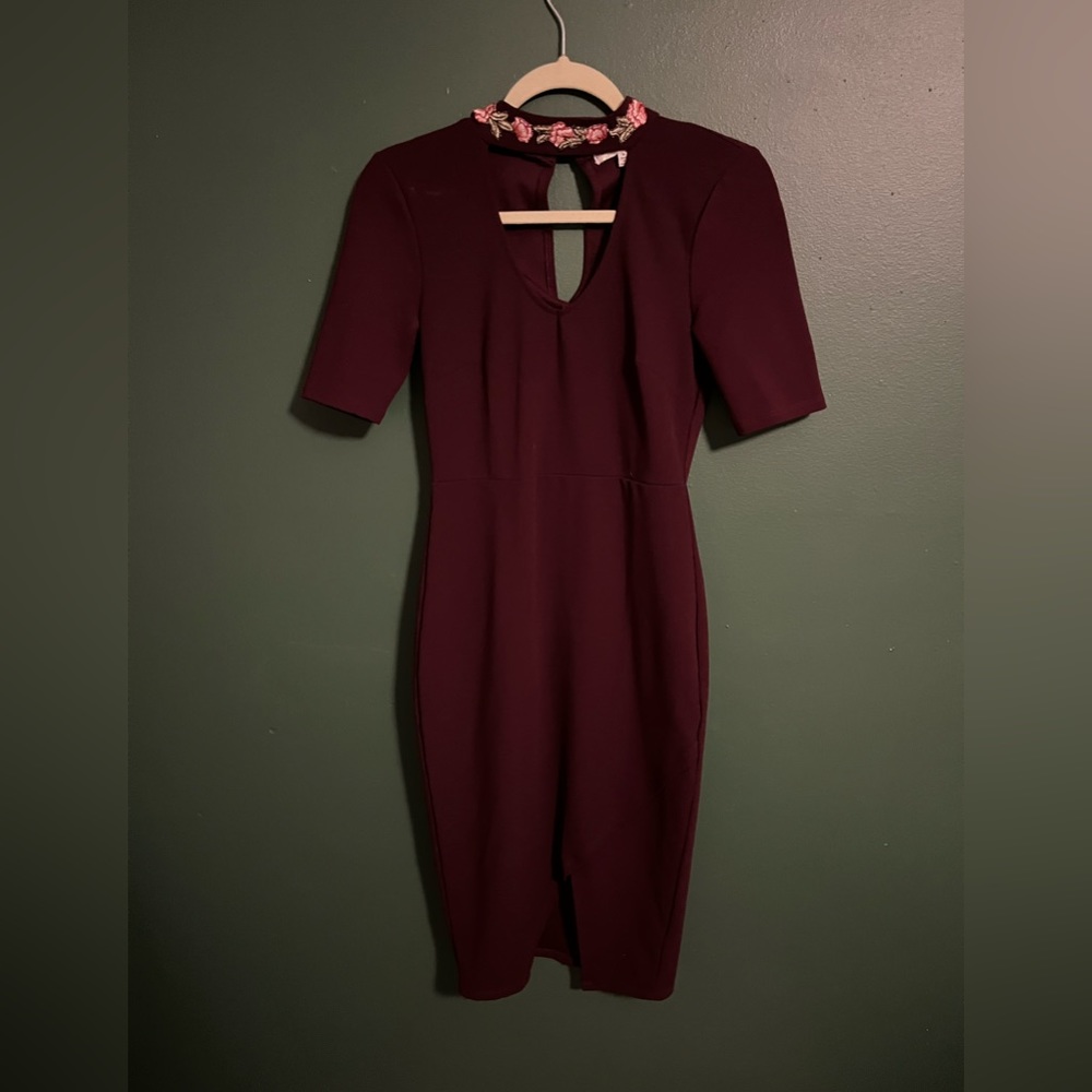 Medium burgundy midi-dress with floral neck